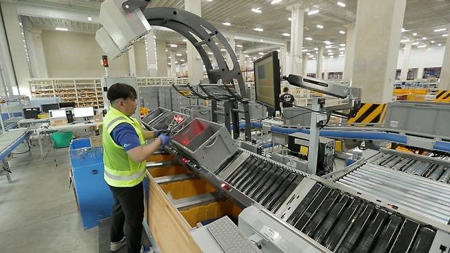 동탄HUB센터에서 캐러셀(Carousel)을 활용해 상품 피킹 작업을 하고 있는 직원. 아이마켓코리아 제공