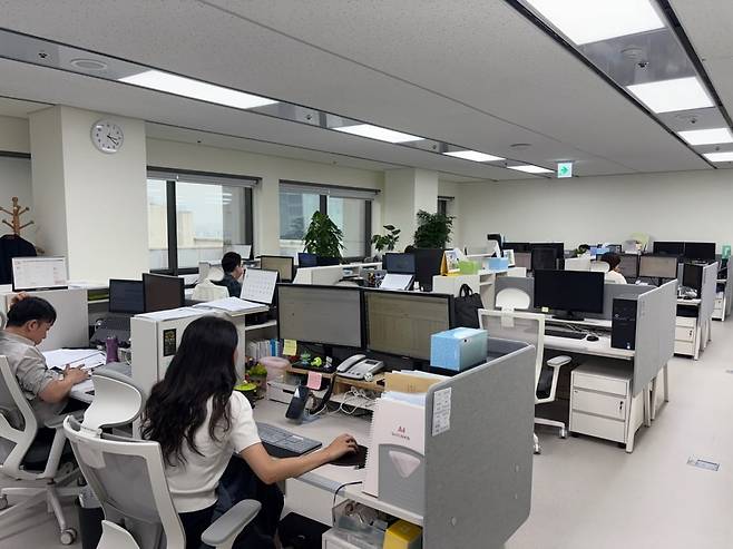 본사 사무실 직원들이 근무하고 있는 모습. 아이마켓코리아 제공