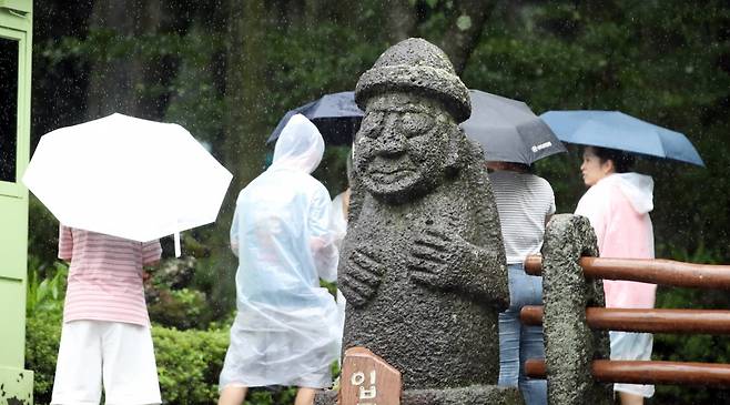 제주도 산지·북부 중산간에 호우특보가 내려진 18일 오후 제주시 봉개동 절물자연휴양림에 많은 비가 내려 탐방객이 급히 발걸음을 옮기고 있다. 사진=뉴스1