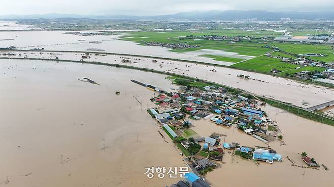 지난 17일 충남 예산군 삽교읍 용동3리 일대 마을이 이틀 동안 쏟아진 많은 비에 침수돼 있다. 성동훈 기자