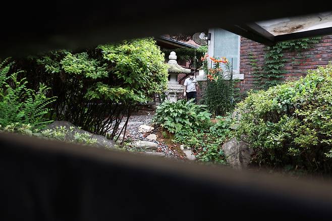 김건희 여사 관련 의혹을 수사하는 민중기 특별검사팀 관계자가 15일 압수수색을 위해 서울 강남구에 있는 ‘건진법사’ 전성배씨의 법당 안으로 들어가고 있다. 한수빈 기자