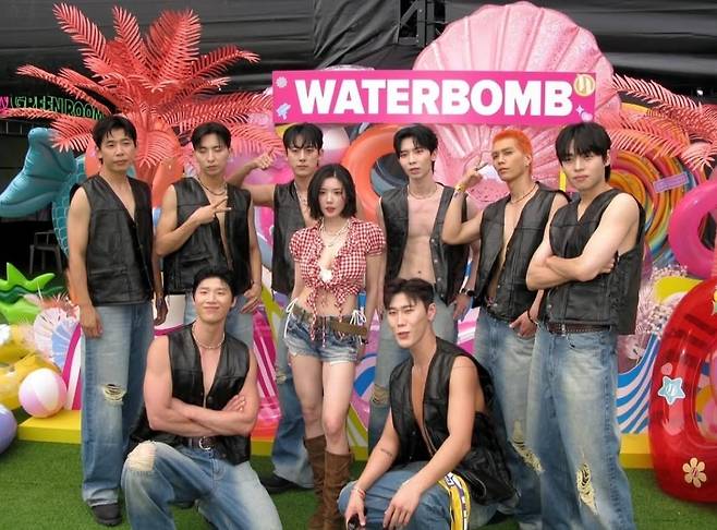 지난 6일 경기 고양 킨텍스 야외 글로벌 스테이지에서 열린 ‘워터밤 서울 2025’에서 공연한 가수 권은비가 댄서들과 함께 서 있다. 권은비 인스타그램