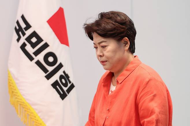 윤희숙 국민의힘 혁신위원장이 7월 16일 서울 여의도 국민의힘 당사에서 인적 쇄신 등 개혁방안과 관련한 기자간담회를 하기 위해 들어서고 있다. 연합뉴스