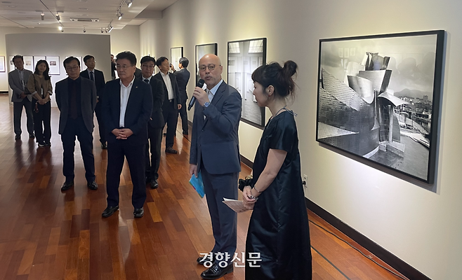 이재구 동강사진마을운영위원장(오른쪽 두번째)과 김희정 수석 큐레이터(오른쪽)가 2025 동강국제사진제 개막식이 열린 18일 강원도 영월군 동강사진박물관에서 국제주제전 ‘Museum Project’에 대해 설명하고 있다. 김창길 기자