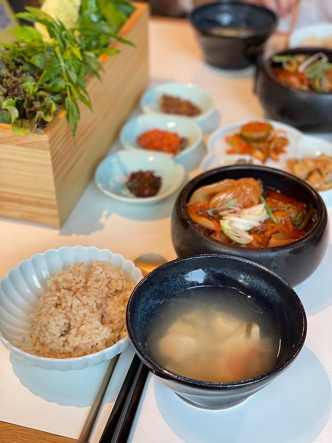 Hong Shinae Signature Kimchi Stew  (Hong Yoo/ The Korea Herald)