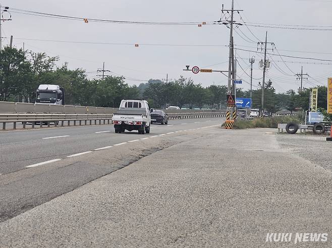 국도 32호선 삽교호~당진 방향 신평면 거산리 봉학마을 교차로 부근으로 곡선에 역주행 하는 차량이 빈번해 위험이 큰 구간이다. 사진=이은성 기자