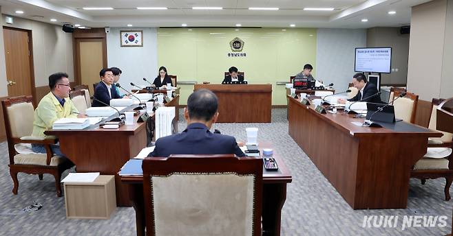 충남도의회 기획경제위원회는 18일 열린 제360회 임시회 3차 회의에서 충청남도개발공사 소관 동의안을 심사하고, 충남개발공사, 충남연구원, 인재개발원, 충남평생교육인재육성진흥원의 주요업무 추진 상황을 보고 받았다.&nbsp;