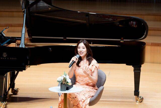 소프라노 황수미가 16일 서울 송파구 롯데콘서트홀에서 열린 ‘2025 롯데콘서트홀 마티네-황수미의 사운드트랙’ 기자간담회에서 공연의 기획, 진행, 해설, 연주까지 맡게 된 소감을 밝히고 있다. 롯데문화재단 제공