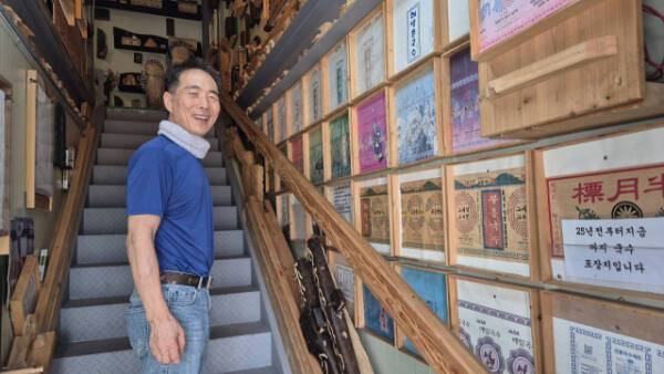 지난 4일 ‘부흥국수’ 양주점 2층에 마련된 역사관에서 권완구 사장(63)이 역대 국수 포장지를 전시한 공간을 소개하고 있다. 금유진기자