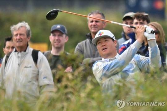티샷 날린 임성재(오른쪽) / 사진=연합뉴스