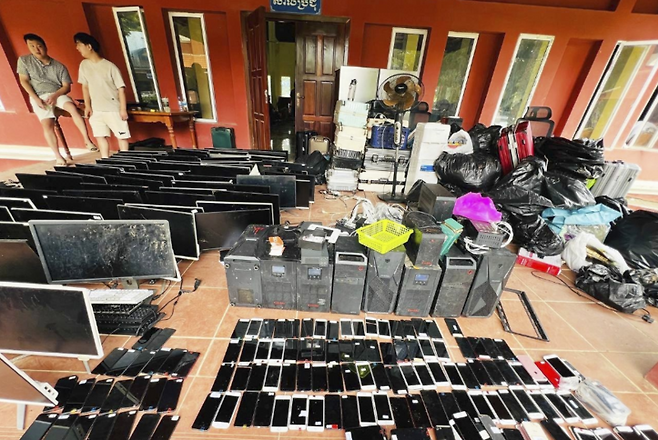캄보디아 경찰이 압수한 사이버 범죄 증거품들 / 사진=AP 연합뉴스