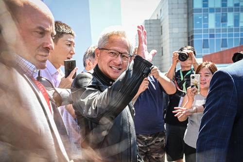 젠슨황(가운데) 엔비디아 최고경영자가 17일 중국 베이징에서 열린 중국국제공급망박람회(CISCE) 행사장을 떠나며 군중에게 손을 흔들고 있다. [AFP = 연합뉴스]