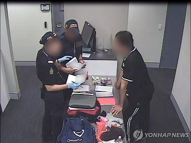 호주 공항 당국의 검역. [사진 = EPA 연합뉴스]