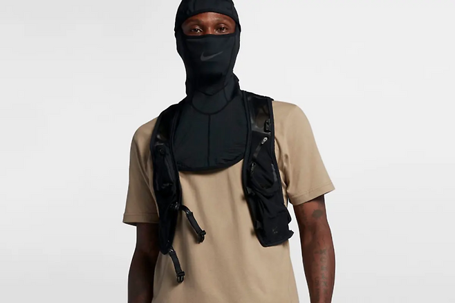 2018년 나이키가 출시했다가 ‘갱단 문화를 상업적으로 이용한다’는 비판을 받고 판매를 중단한 발라클라바 제품. [사진 출처=나이키]
