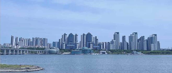 서울 강북에서 바라본 서초구 반포권역 일대의 아파트. [사진제공=NH투자증권]