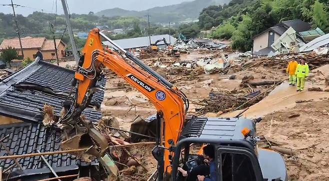 폭우와 산사태가 발생한 19일 경남 산청군 산청읍 부리에서 수색 작업이 진행 중이다.  경남소방본부 제공 동영상 캡처.  연합뉴스