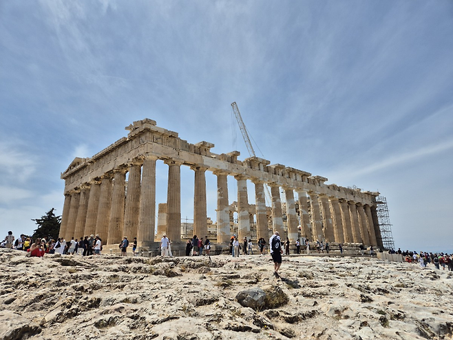 5월의 아크로폴리스의 햇볕은 바다보다 뜨거웠다. 파르테논의 거대한 스케일에 깜짝 놀랐다. ⓒ김슬기