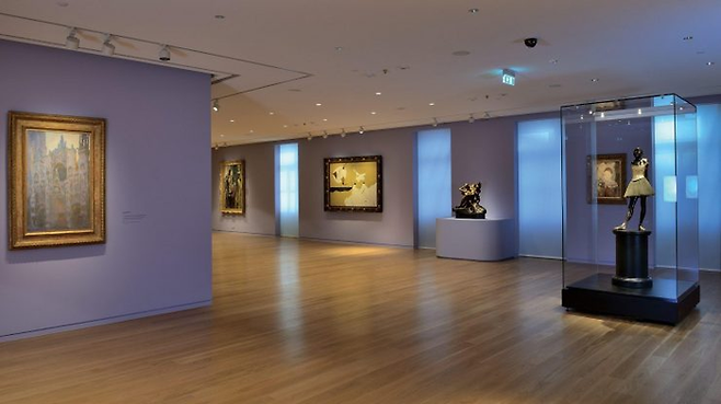 바질 앤 엘리스 굴란드리스 재단 미술관 상설 전시 전경. 왼쪽에는 모네의 [루앙 대성당]이 오른쪽에는 드가의 [발레리나]가 보인다. ©Basil & Elise Goulandris Foundation