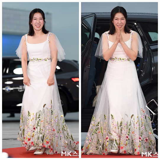 배우 염혜란이 화사한 미소로 레드카펫을 물들였다. 사진=천정환 기자