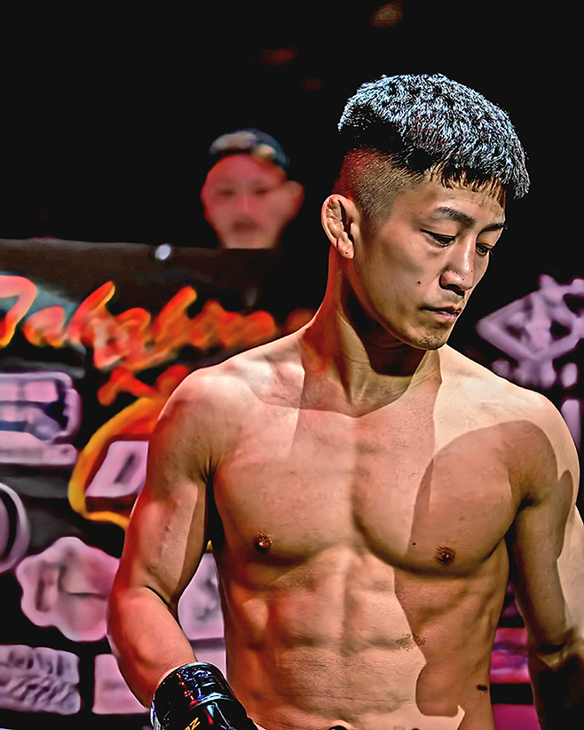 ‘탱크’ 고마키네 다카히로가 2025년 5월 인천광역시 영종국제도시 인스파이어 아레나 타이틀 1차 방어전에서 제3대 블랙컴뱃 플라이급 챔피언으로 소개되고 있다. 사진=이데아 파라곤