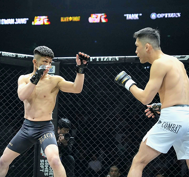 제3대 블랙컴뱃 플라이급 챔피언 ‘탱크’ 고마키네 다카히로가 2025년 5월 인천광역시 영종국제도시 인스파이어 아레나에서 타이틀 1차 방어전을 치르고 있다. 사진=이데아 파라곤