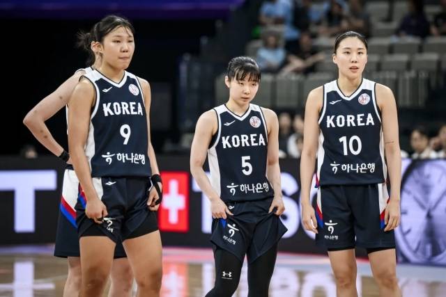 박지현(좌)과 허예은, 그리고 강유림은 이번 대회에서 좋은 활약을 펼치며 4강 진출을 이끌었다. 사진=FIBA 제공