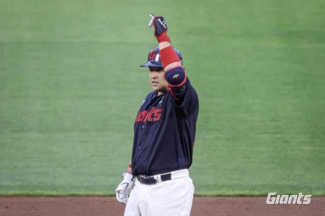 유강남이 19일 잠실 LG전에서 적시타를 친 뒤 기뻐하고 있다. 사진=롯데 제공