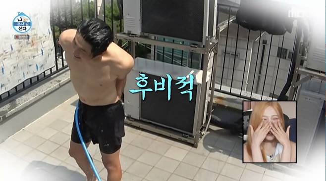 기안84가 옥상에서 씻고 있다. /사진=MBC '나 혼자 산다' 캡처