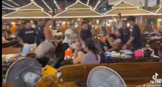 태국 파타야 한 식당에서 한국인 남성들이 패싸움을 벌이는 모습. /사진=파타야메일 캡처