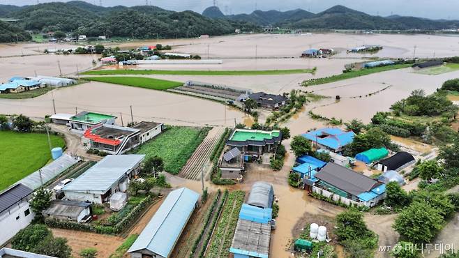 (당진=뉴스1) 김도우 기자 = 충청권을 중심으로 호우특보가 내려진 17일 충남 당진시 행정동 일대가 역천 범람으로 침수돼 있다. 2025.7.17/뉴스1  Copyright (C) 뉴스1. All rights reserved. 무단 전재 및 재배포,  AI학습 이용 금지. /사진=(당진=뉴스1) 김도우 기자