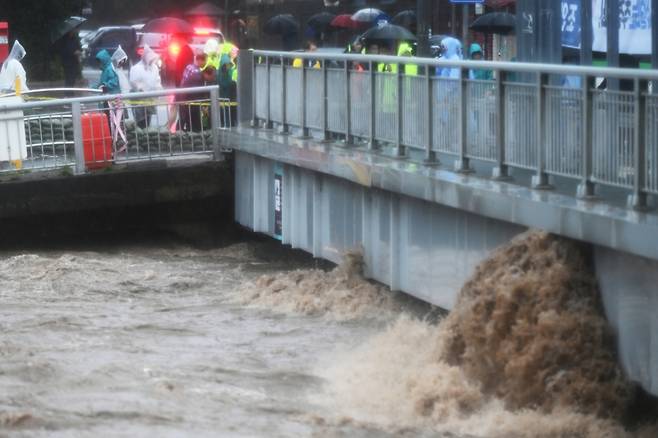 지난 17일 오후 광주 서구 양동복개상가 인근 태평교 밑으로 흐르는 광주천 강물이 범람 수위까지 도달한 모습. /사진 = 뉴시스