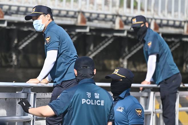 지난 18일 오전 광주 북구 신안교 주변에서 경찰이 실종자 수색을 펼치고 있다. /사진 = 뉴시스