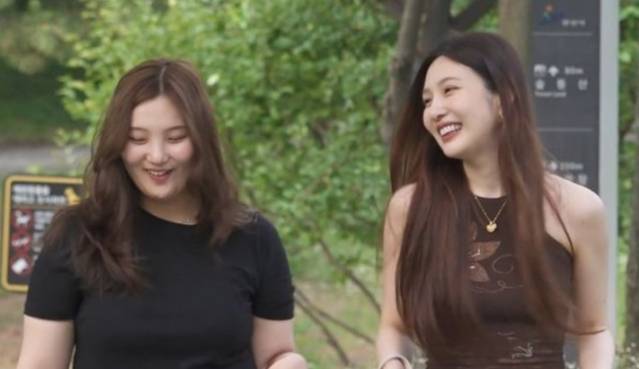 레드벨벳 멤버 조이(오른쪽)가 지난 18일 방영된 MBC TV 예능 프로그램 '나 혼자 산다'에서 친여동생 신혼집에 방문했다. /사진=MBC '나 혼자 산다'