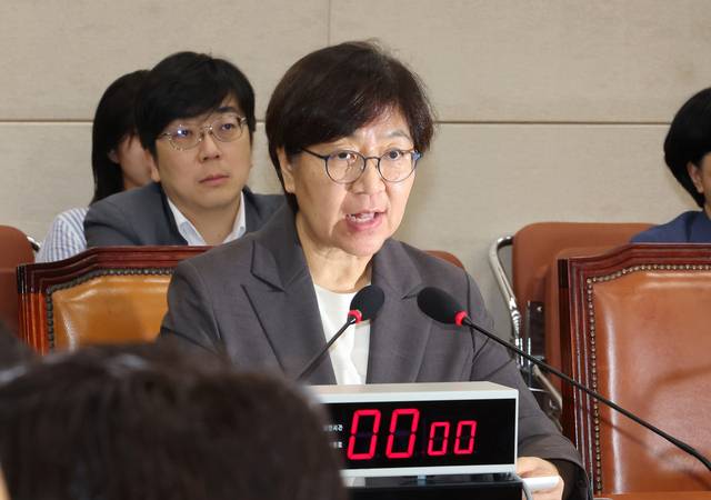 정은경 보건복지부 장관 후보자가 18일 국회 보건복지위원회에서 열린 인사청문회에서 의원 질의에 답변하고 있다. 연합뉴스