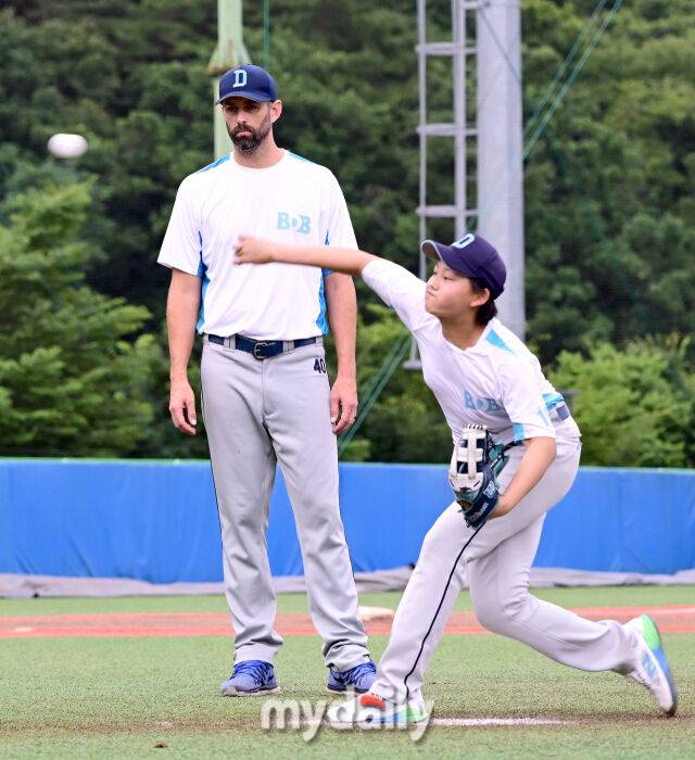 니퍼트 감독(왼쪽)이 빅드림 유소년야구단의 투구를 지켜보고 있다. /횡성베이스볼테마파크=유진형 기자