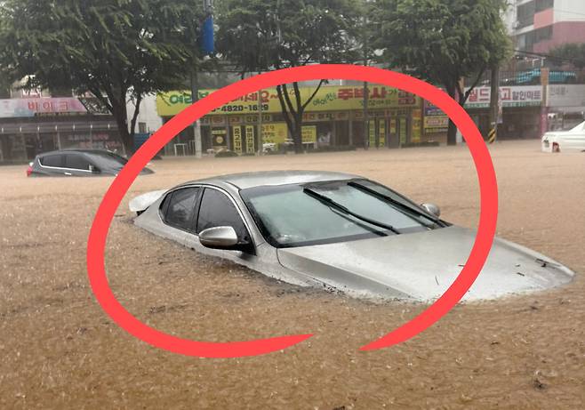 17일 광주광역시에 국지성 집중호우 피해가 잇따른 가운데, 한 도로에 자동차가 침수돼 있다.[X(구 트위터) 갈무리]