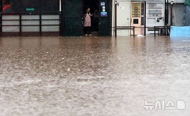 [대구=뉴시스] 이무열 기자 = 17일 대구 북구 노곡동 일대가 집중호우로 인해 물에 잠겨 있다. 2025.07.17. lmy@newsis.com