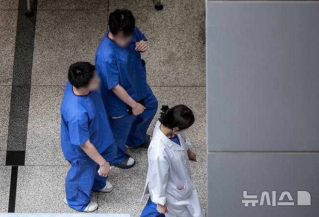 [서울=뉴시스] 정병혁 기자 = 지난 5월20일 서울시내 대학병원에서 의료진들이 이동하고 있다. 2025.05.20. jhope@newsis.com