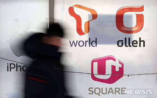 [서울=뉴시스] 김선웅 기자 = 2014년 제정된 이동통신단말장치 유통구조 개선에 관한 법률(단통법) 전면 폐지가 추진된다. 정부는 22일 민생토론회를 열고 통신사 및 유통점 간 자유로운 지원금 경쟁 촉진과 저렴한 휴대전화 단말기 구입 기회 제공을 위해 단통법 폐지를 추진한다고 밝혔다. 22일 서울 소재 휴대전화 매장에 이동통신 3사 로고가 붙어 있다. 2024.01.22. mangusta@newsis.com