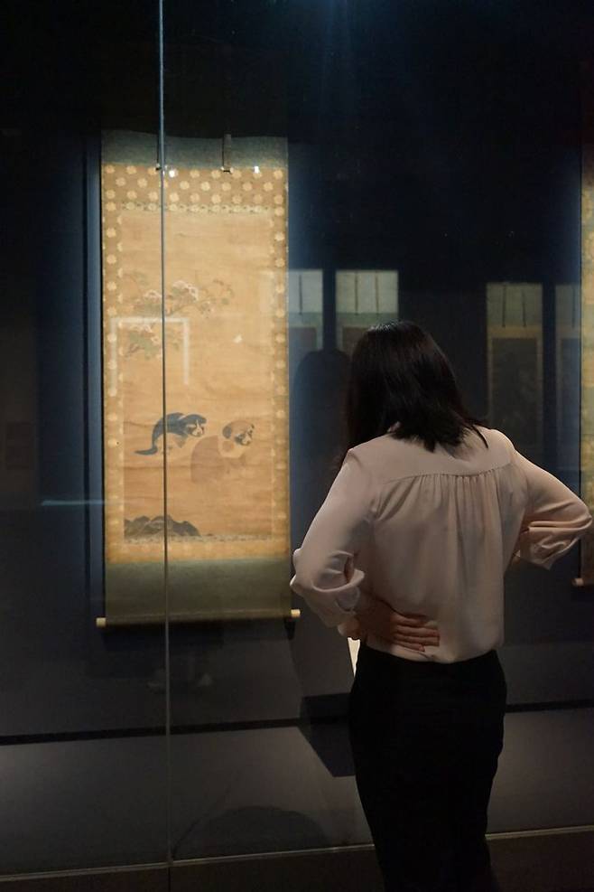 [서울=뉴시스] 특별전 '새 나라 새 미술, 조선 전기 미술 대전'에 전시된 '화하구자도'를 보는 관람객 (사진=국립중앙박물관 제공) 2025.07.18. photo@newsis.com *재판매 및 DB 금지