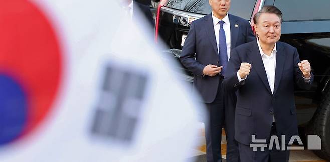 [서울=뉴시스] 김금보 기자 = 석방된 윤석열 전 대통령이 지난 3월8일 오후 서울 용산구 한남동 관저 입구에서 지지자들에게 인사하고 있다. 2025.03.08. kgb@newsis.com