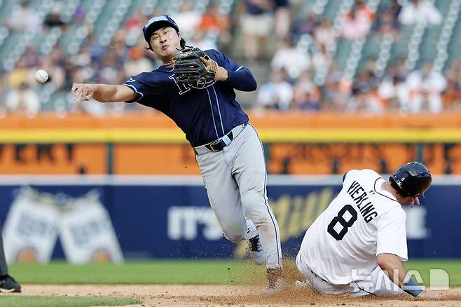 [디트로이트=AP/뉴시스] 탬파베이 레이스 유격수 김하성이 지난 9일(현지 시간) 미 미시간주 디트로이트 코메리카 파크에서 열린 2025 메이저리그 디트로이트 타이거스와의 경기 4회 말 맷 비어링을 포스 아웃시킨 후 1루에 송구하고 있다. 2025.07.09.