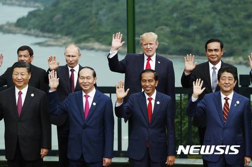 [다낭=AP/뉴시스] 2017년 11월11일 베트남 다낭에서 열린 APEC 정상회의에 도널드 트럼프 미국 대통령과 시진핑 중국 국가주석, 블라디미르 푸틴 러시아 대통령이 함께 참석하고 있다. (사진=뉴시스DB) 2025.07.19.