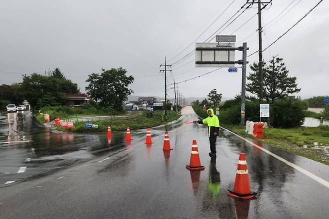 [진주=뉴시스]진주시 집현면 죽산마을 도로 침수로 통제하는 모습.(사진=독자 제공).2025.07.19.photo@newsis.com *재판매 및 DB 금지