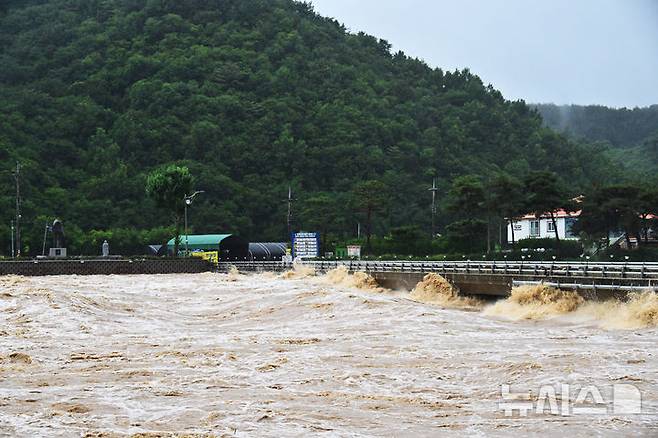 [산청=뉴시스] 차용현 기자 = 호우경보가 내려진 19일 오후 경남 산청군 생비량면 인근 양천강이 범람하고 있다. 2025.07.19.con@newsis.com