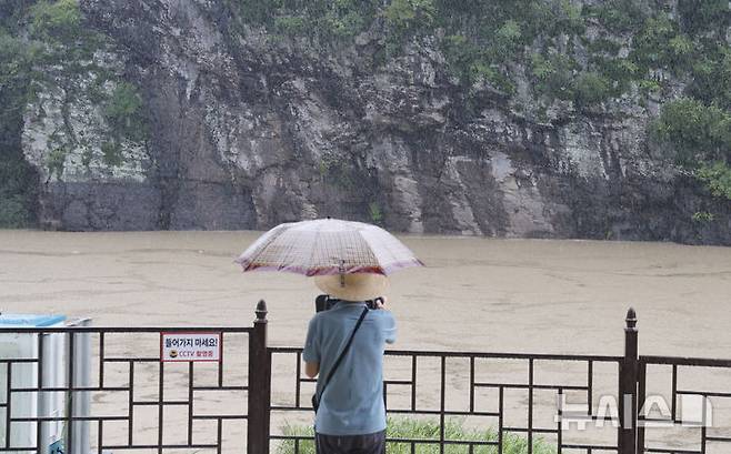 [울산=뉴시스] 배병수 기자 = 호우특보가 내려진 19일 울산 울주군 대곡리 반구대 암각화가 물에 잠겨 있다. 2025.07.19.bbs@newsis.com.