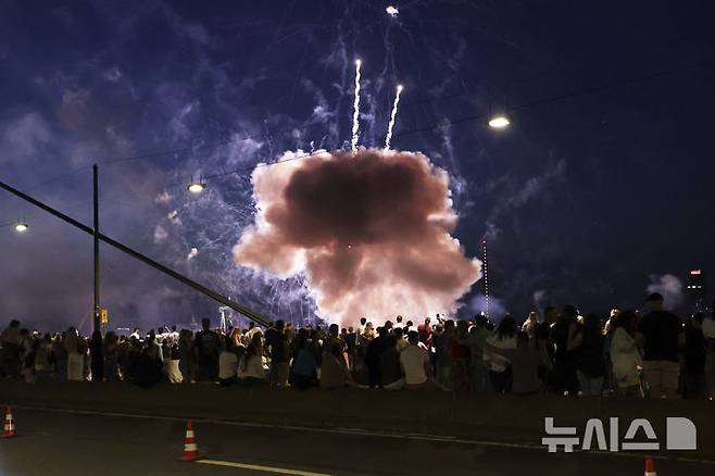 [뒤셀도르프(독일)=AP/뉴시스]18일(현지시간) AP통신에 따르면, 독일 서부 뒤셀도르프의 한 박람회에서 열린 불꽃놀이 도중 폭죽 오발사고가 발생해 4명이 중상을 입는 등 18명이 다쳤다.