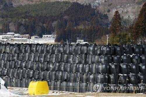 일본 후쿠시마 원전 사고 후 주변에서 걷어낸 토양을 임시로 쌓아둔 모습 [교도 연합뉴스 자료 사진. 재판매 및 DB 금지]