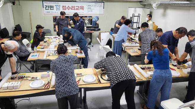 간편 집수리 교육 현장. 고양특례시 제공