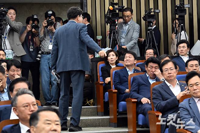국민의힘 권성동 원내대표가 9일 서울 여의도 국회에서 열린 의원총회에서 발언을 마치고 의총장을 나서고 있다.  (사퇴 의사를 밝힌 권 원내대표는 새 원내대표가 선출될 때까지만 직무를 수행한다.) 윤창원 기자